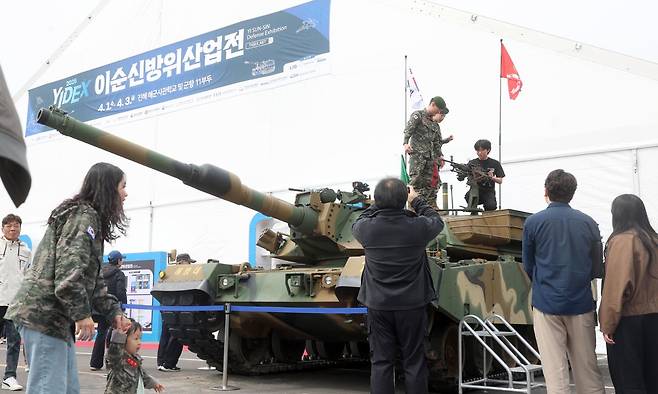 지난 4월 1일 경남 창원시 진해구 진해군항에서 열린 '2026 이순신방위산업전(YIDEX 2026)'에 참여한 시민들이 부스 주변에 설치된 해병대 장비를 체험하고 있다. 창원=연합뉴스