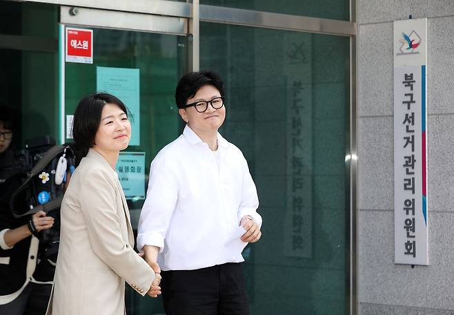 부산 북갑 보궐선거에 무소속으로 출마를 선언한 한동훈 전 국민의힘 대표가 4일 오후 부산 북구선거관리위원회에서 예비후보 등록을 마친 뒤 한지아 국민의힘 의원과 악수하고 있다. 뉴스1