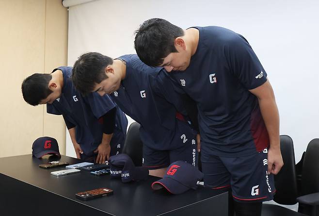 지난 2월 대만 전지훈련 중 도박장에 출입해 징계를 받고 복귀한 프로야구 롯데 자이언츠 김세민(왼쪽부터), 고승민, 나승엽이 5일 경기도 수원케이티위즈파크에서 경기 시작에 앞서 고개 숙여 인사하고 있다. 연합뉴스