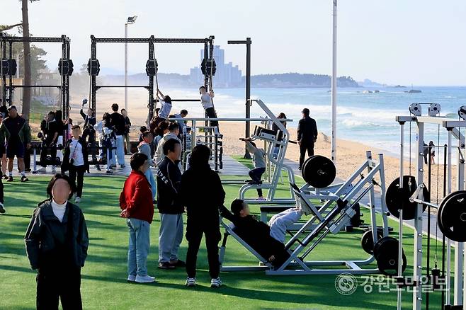 ▲ 4일 강릉 사근진 해변 멀티플 광장에 가족단위 관광객들이 찾아 바다를 보며 운동하면서 즐거운 한때를 보내고 있다.황선우 기자