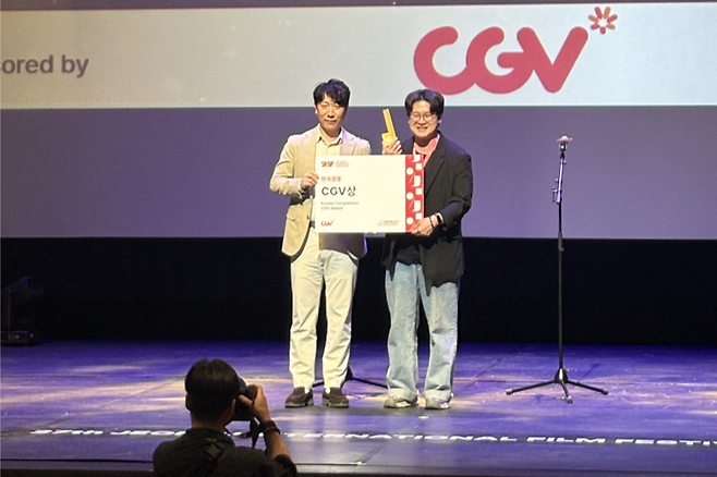 ▲ 원주에서 활동하는 고승현 감독의 장편 데뷔작 ‘같은 계절을 보낸다는 건’이 제27회 전주국제영화제 한국경쟁 부문에서 단 1편을 선정해 수상하는 CGV상의 영예를 안았다.