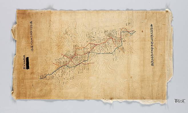 일제강점기인 1912년 수정 및 보완된 청주군의 지적도이다. 국립중앙박물관 소장
