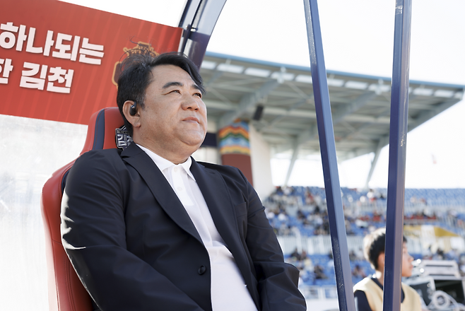 김현석 울산 감독이 5일 김천전에 앞서 그라운드를 바라보고 있다. 프로축구연맹