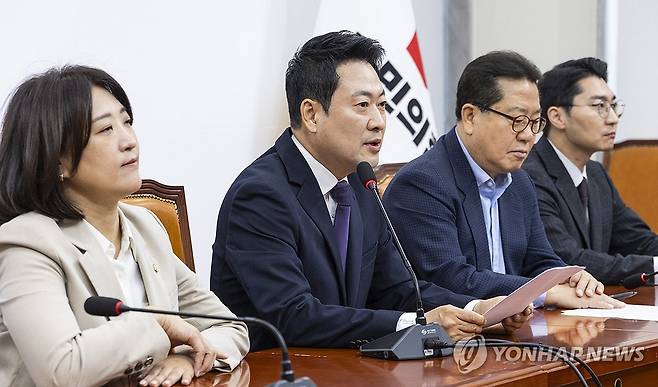 국민의힘 장동혁 대표, 검찰 조작기소 특검 추진 강력 비판 (서울=연합뉴스) 황광모 기자 = 국민의힘 장동혁 대표가 5일 국회에서 열린 기자간담회에서 여권이 추진중인 '검찰 조작기소' 특검 관련해 강력히 비판하고 있다. 2026.5.5 hkmpooh@yna.co.kr