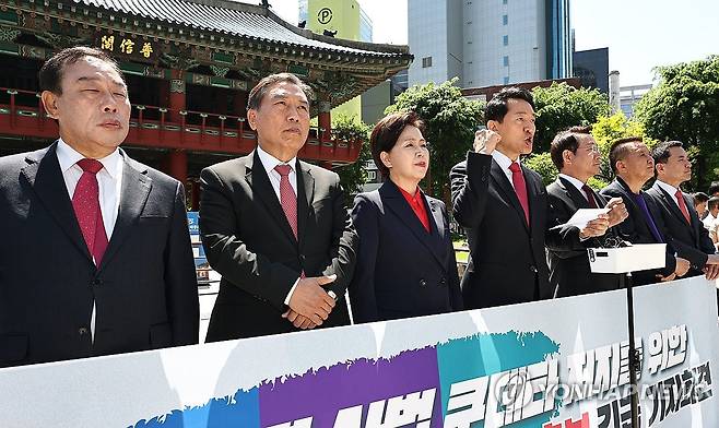 구호 외치는 오세훈 서울시장 후보 (서울=연합뉴스) 이진욱 기자 = 5일 서울 종로구 보신각 앞에서 국민의힘 최민호 세종시장 후보(왼쪽부터), 양정무 전북지사 후보, 양향자 경기지사 후보, 오세훈 서울시장 후보, 유정복 인천시장 후보, 김영환 충북지사 후보, 김진태 강원도지사 후보가 '이재명 사법쿠테타 저지를 위한 국민의힘 광역단체장 후보 긴급 기자회견'을 한 뒤 구호를 외치고 있다. 2026.5.5 cityboy@yna.co.kr