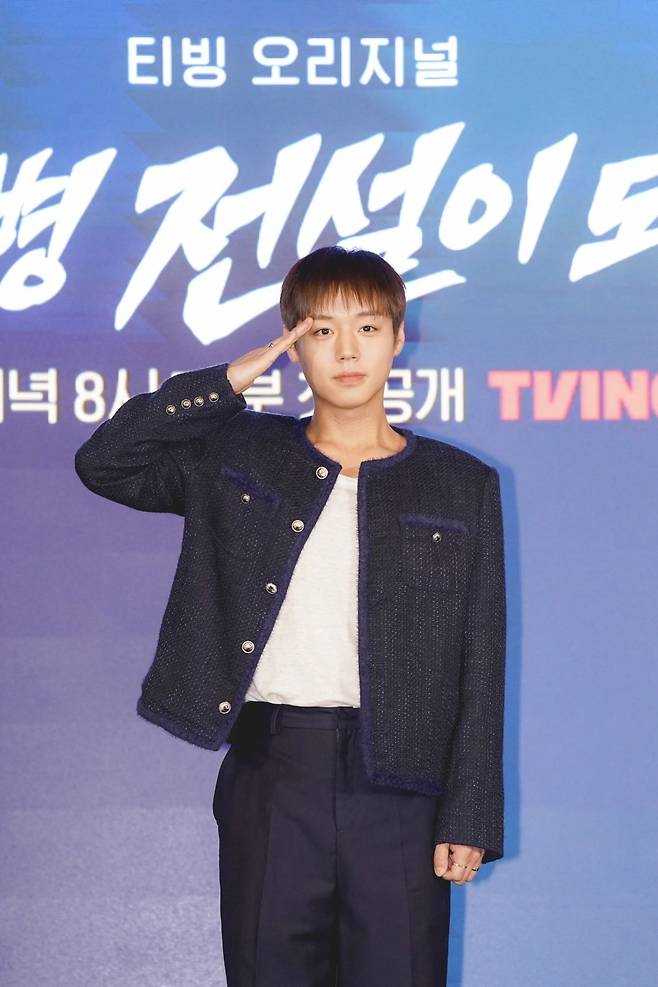가수 겸 배우 박지훈이 '단종 오빠'에 이어 새 작품에서 '취사병'으로 변신했다./사진제공=티빙