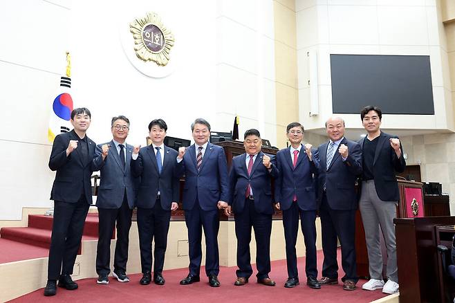 ▲ 제9대 후반기 인천시의회 산업경제위원회 위원들이 지난해 6월 시의회에서 기념사진을 촬영하고 있다. 왼쪽부터 신성영·이순학·문세종·김유곤·박창호·이명규·나상길·이강구 의원. /사진제공=인천시의회