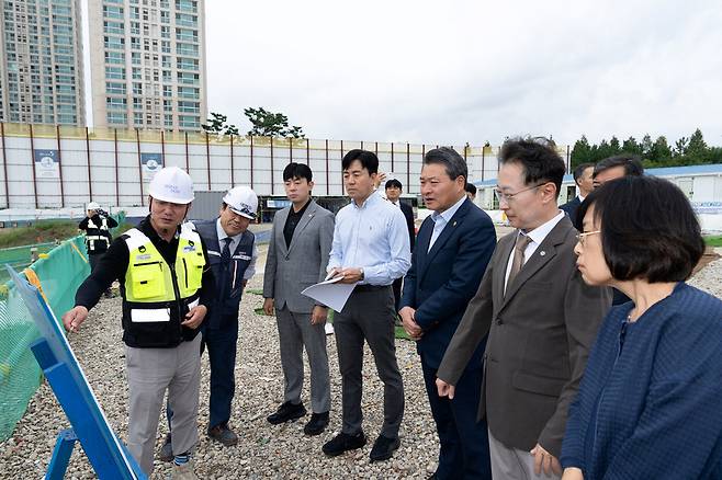 ▲ 인천시의회 산업경제위원회가 지난해 9월 송도세브란스병원과 SK바이오사이언스, 싸토리우스 공사 현장을 방문해 사업 추진 현황을 점검하고 있다. /사진제공=인천시의회