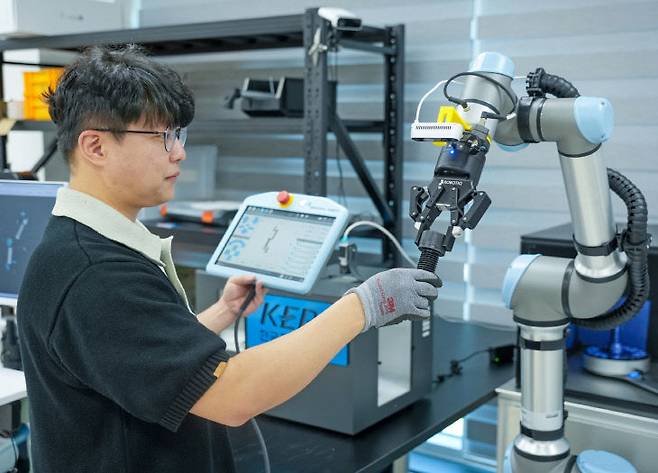 전기연 이주경 박사가 제조업 자율화를 이끌 자율제조 다중 에이전트 AI 기술을 점검하고 있다.(사진=전기연 제공)