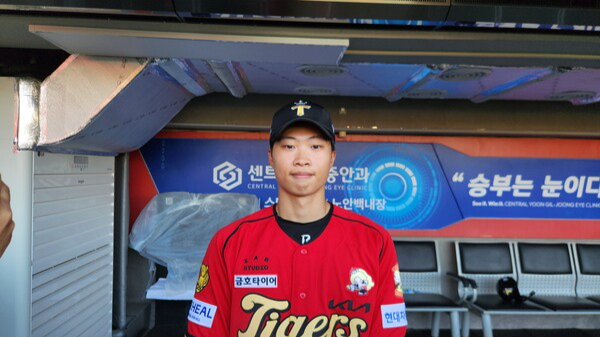 박재현이 5일 광주-기아 챔피언스필드에서 열린 한화 이글스와 경기 후 취재진과 만나 인터뷰를 진행하고 있다. 이정준 기자