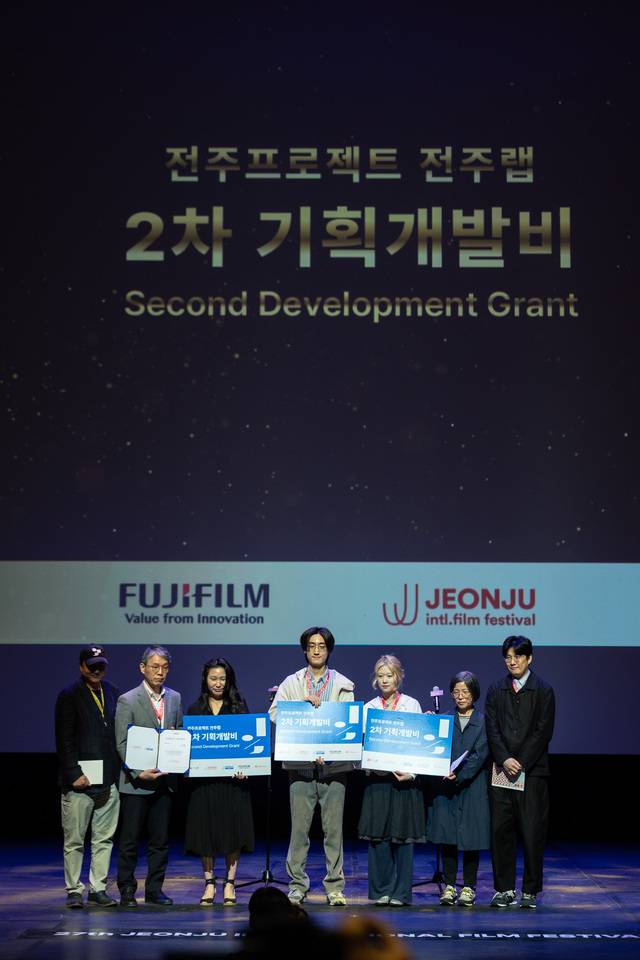 지난 5일 전북대 삼성문화회관에서여린 제27회 전주국제영화제·제18회 전주프로젝트 시상식서 전주랩-2차 기획개발비 부문에 선정된 최정은, 이형직, 반시안 감독이 기념촬영 중이다./사진=전주국제영화제