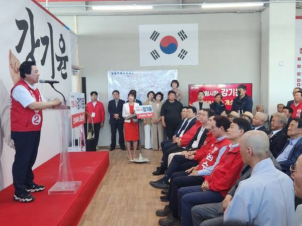 국민의힘 강기윤 창원시장 후보가 6일 마산회원구 봉암동 선거사무소에서 개소식을 하고 있다. /우귀화 기자