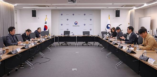 최휘영 문화체육관광부 장관이 6일 서울 종로구 국립현대미술관 서울관에서 열린 문화예술정책자문위원회 영화·영상분과 제3차 회의에서 위원들과 영화·영상 분야 주요 현안과 향후 정책 방향을 논의하고 있다. (사진=문체부)
