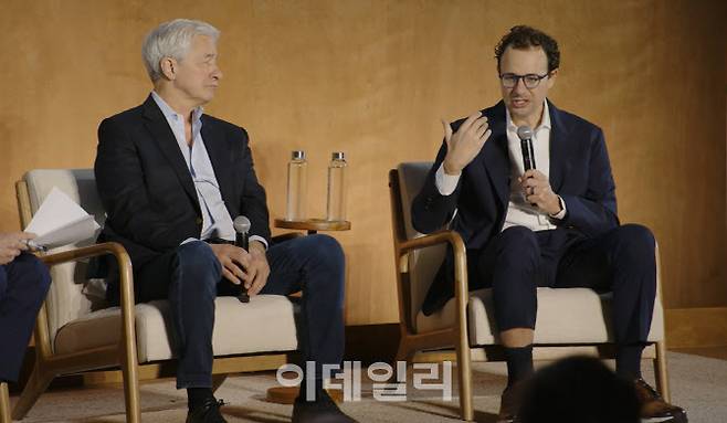 다리오 아모데이(오른쪽) 앤스로픽 최고경영자(CEO)가 5일(현지시간) 미국 뉴욕에서 주최한 행사에서 제이미 다이먼 JP모간 CEO와 대담을 나누고 있다. (사진=앤스로픽 행사 영상 갈무리)
