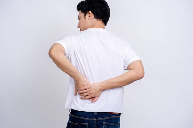 신장 결석이 있으면 옆구리를 비롯해 허리, 배 등에 극심한 통증이 발생할 수 있다. 사진=게티이미지뱅크