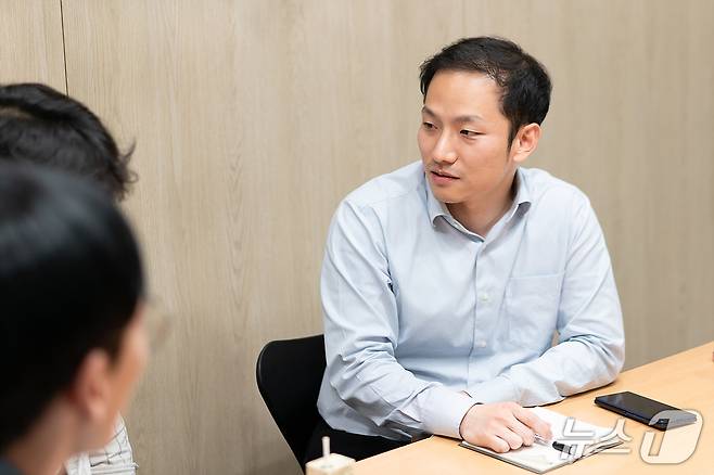 AI 사피엔스팀 리더인 이지성 과학기술정보통신부 인공지능안전신뢰지원과 사무관이 뉴스1과 인터뷰를 하고 있다. 2026.4.28 ⓒ 뉴스1 이기범 기자