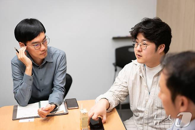 (왼쪽부터) 심항섭 사무관(정보통신산업기반과), 배준기 사무관(인공지능전환지원과)이 뉴스1과 인터뷰를 진행하고 있다. 2026.4.28 ⓒ 뉴스1 이기범 기자