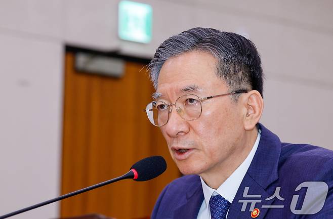 정성호 법무부 장관이 6일 오전 서울 여의도 국회에서 열린 법제사법위원회 제435회 국회(임시회) 제1차 전체회의에 출석해 박지원 의원 질의에 답하고 있다. 2026.5.6 ⓒ 뉴스1 안은나 기자