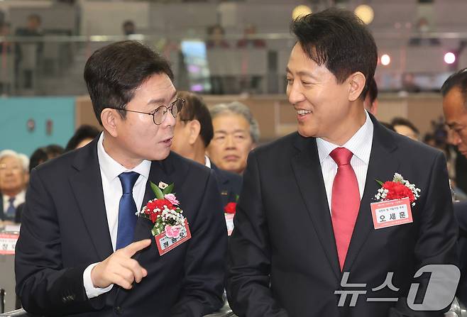 정원오 더불어민주당 서울시장 후보와 오세훈 국민의힘 서울시장 후보가 6일 서울 중구 장충체육관에서 열린 대한노인회 서울시연합회 제54회 어버이날 기념행사에서 대화를 나누고 있다. 2026.5.6 ⓒ 뉴스1 오대일 기자