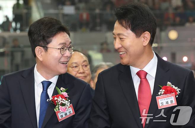 정원오 더불어민주당 서울시장 후보와 오세훈 국민의힘 서울시장 후보가 6일 서울 중구 장충체육관에서 열린 대한노인회 서울시연합회 제54회 어버이날 기념행사에서 가슴에 카네이션을 단 채 대화를 나누고 있다. 2026.5.6 ⓒ 뉴스1 오대일 기자
