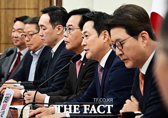 6·3 지방선거와 국회의원 재보궐선거를 앞두고 국민의힘이 내부 갈등으로 인해 대여 투쟁의 구심점을 잃고 있다. 사진은 장동혁 국민의힘 대표가 지난달 23일 국회에서 열린 최고위원회의에 참석해 모두발언을 하고 있는 모습. /배정한 기자