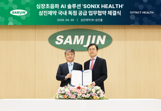 왼쪽부터 김상진 삼진제약 사장과 장혁재 온택트헬스 대표가 심장 초음파 AI 솔루션 'SONIX HEALTH' 국내 독점 공급 관련 업무협약식에서 기념사진을 촬영하고 있다. 삼진제약