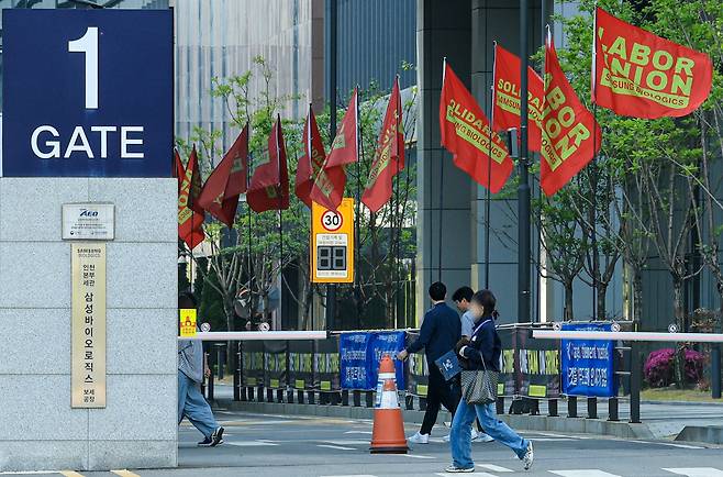 삼성바이오로직스 노조가 전면파업 이후 6일 현장에 복귀해 연장·휴일 근무를 거부하는 형태인 무기한 준법투쟁에 돌입했다. 사진은 인천 송도 삼성바이오로직스 본사 입구에 노조 깃발이 펄럭이는 모습. /뉴스1