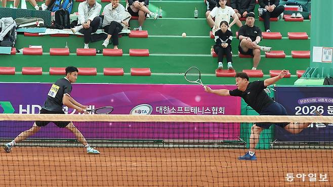 6일 경북 문경국제소프트테니스장에서 열린 남자 일반부 단체전에서 순천시청이 서울시청을 꺾고 우승을 차지했다. 순천시청 조성제 감독, 강혜준 선수가 공을 받고 있다. 문경=김재명 기자 base@donga.com