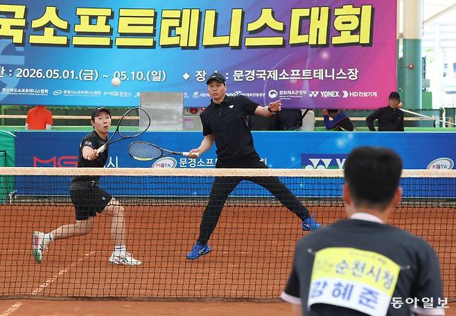 6일 경북 문경국제소프트테니스장에서 열린 남자 일반부 단체전에서 순천시청이 서울시청을 꺾고 우승을 차지했다. 서울시청 김태정 감독, 함준희 선수가 공을 받고 있다. 문경=김재명 기자 base@donga.com