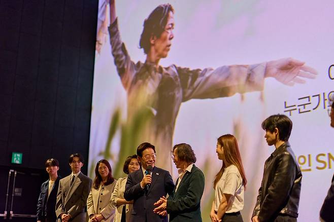 이재명 대통령과 김혜경 여사가 지난 4월 15일 서울 용산 CGV에서 제주 4·3 사건을 다룬 영화 '내 이름은' 상영 후 열린 무대 인사에서 발언하고 있다. 이 대통령 부부는 매주 수요일 '문화의 날'을 맞아 SNS 추첨을 통해 선정된 시민 165명과 함께 영화를 관람했다. 연합뉴스