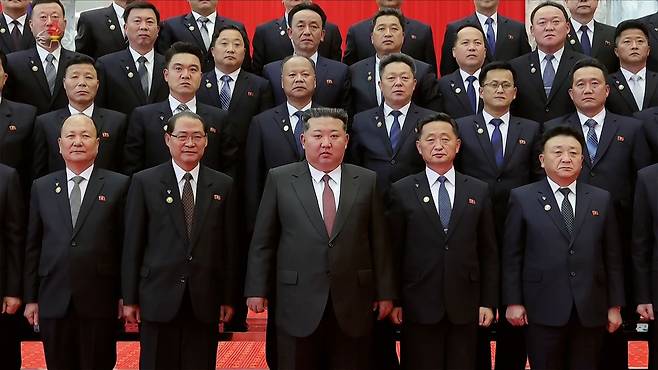 김정은 북한 국무위원장이 지난 3월 23일 최고인민회의 제15기 제1차회의에서 새로 임명된 내각 성원ㆍ제15기 최고인민회의 대의원들을 평양의사당에서 만나 축하ㆍ격려하고 기념사진을 찍는 모습. 조선중앙TV 캡처, 연합뉴스