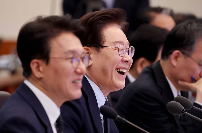 이재명 대통령이 6일 청와대에서 열린 국무회의 겸 비상경제점검회의에서 활짝 웃고 있다. 2026.5.6 이준헌 기자
