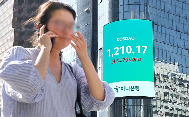 코스닥은 하락 코스피가 7000선 고지를 뚫은 6일 코스닥은 0.29% 내린 1210.17로 마감하며 대조되는 모습을 보였다. 이승환 기자