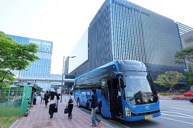 출근하는 삼성바이오로직스 직원들 (인천=연합뉴스) 임순석 기자 = 6일 오전 인천 연수구 삼성바이오로직스 공장에 직원들이 출근하고 있다. 삼성바이오로직스 노조는 지난 1~5일 진행한 전면 파업을 마무리하고 이날 현장에 복귀했다. 2026.5.6 soonseok02@yna.co.kr (끝) <저작권자(c) 연합뉴스, 무단 전재-재배포, AI 학습 및 활용 금지> 연합뉴스