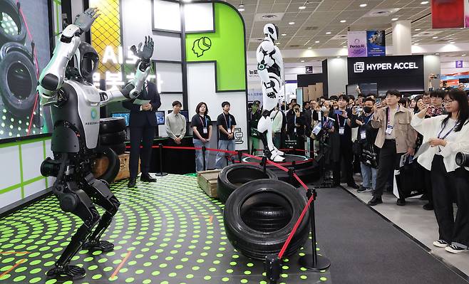 6일 서울 강남구 삼성동 코엑스에서 열린 2026 국제인공지능대전(AI EXPO KOREA)을 찾은 참관객들이 페르소나AI 부스에서 펼쳐진 인공지능 로봇 시연을 지켜보고 있다.