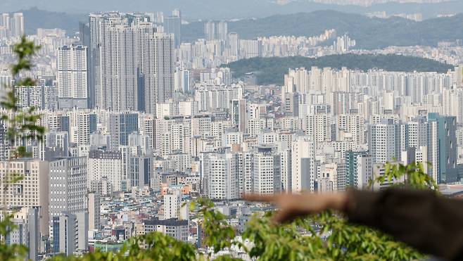 서울 남산에서 바라본 아파트 단지 모습. 뉴스1