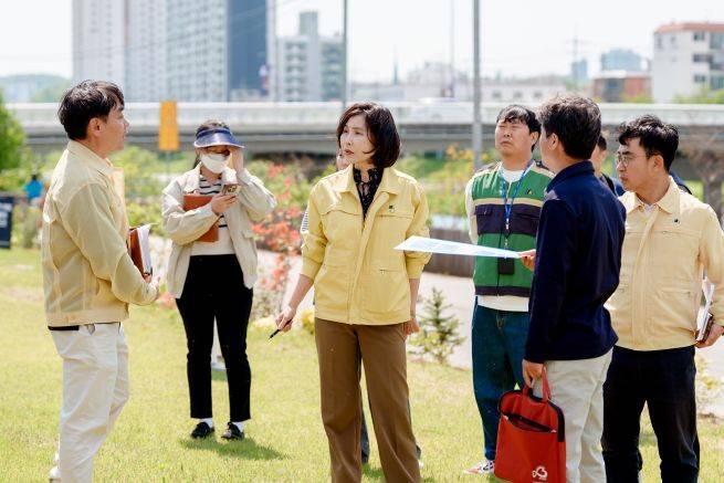 윤영미 오산시장 권한대행(사진 중앙)이 오산천 불법시설물 현황을 둘러보고 있다. ⓒ오산시 제공