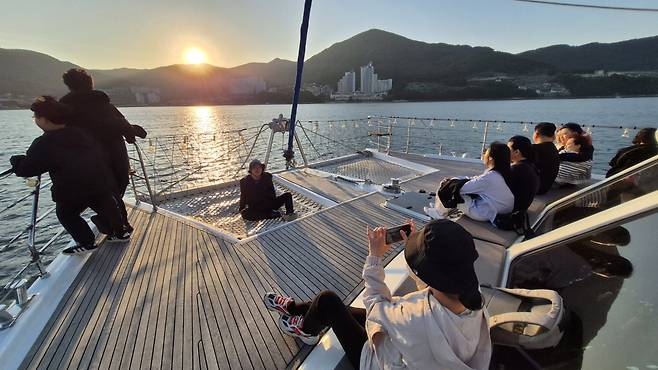 버킷리스트의 한 줄을 지울 수 있는 마리나베이의 요트투어. 50분간 리조트 인근 바다를 탐방하며 요트의 재미를 느껴볼 수 있다. 거제 | 양형모 기자