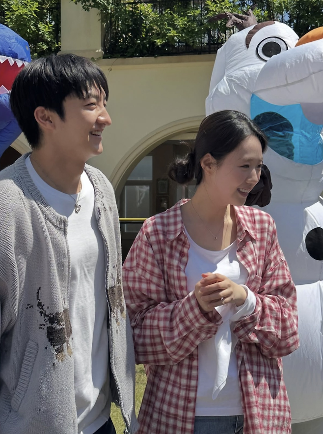어린이날 행사에서 함께 포착된 바타와 지예은. SNS 캡처