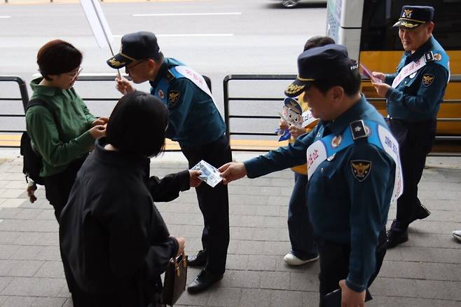▲ 분당경찰서는 7일 정자역 광장과 학원가 일대에서 불법촬영 예방 캠페인을 진행했다. / 사진=분당경찰서 제공