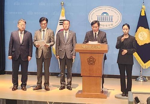 김왕규 후보는 6일 국회 소통관에서 더불어민주당 인재영입위원회와 함께 기자회견을 열고 공식 입당과 함께 군수선거 출마를 선언했다. 독자 제공