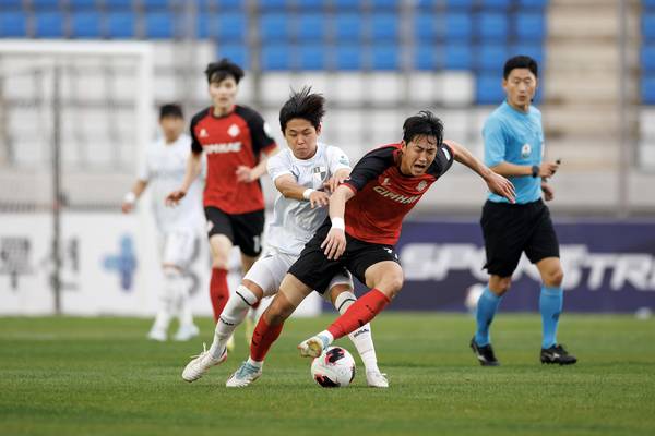 김해FC 이승재가 3일 부산아이파크와 경기에서 몸싸움을 벌이고 있다. /프로축구연맹