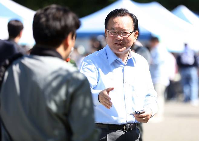 김부겸 더불어민주당 대구시장 예비후보는 7일 국회에서 진행될 헌법 일부 개정안 표결을 앞두고 국민의힘 대구 국회의원들에게 “나라와 지역의 미래를 위해 꼭 투표에 동참해주시길 머리 숙여 부탁드린다”고 말했다. /연합뉴스