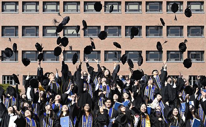 다수의 전문가들은 지역 예술대학의 존속이 지역 생태계의 지속 가능성을 판가름할 것이라고 입을 모았다. 사진은 2025학년도 계명대 성서캠퍼스 전기 학위수여식 모습. <영남일보 DB>