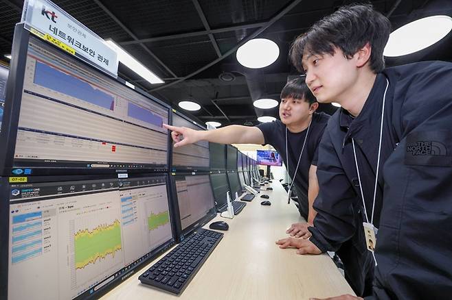 경기도 과천 KT 네트워크·보안 관제센터에서 직원들이 실시간 보안 관제 업무를 수행하고 있는 모습/제공=KT
