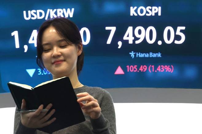코스피 지수가 사상 최고치로 마감한 7일 오후 서울 중구 하나은행 본점 딜링룸 현황판에 전장대비 105.49포인트(1.43%)상승한 7490.05를 나타내고 있다. (사진=뉴스1)