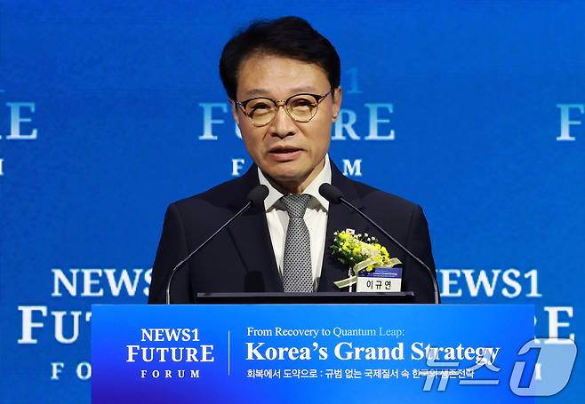 이규연 대통령비서실 홍보소통수석이 7일 서울 여의도 페어몬트 앰배서더 호텔에서 열린 뉴스1 미래포럼에서 이재명 대통령의 축사를 대독하고 있다. '회복에서 도약으로 : 규범 없는 국제질서 속 한국의 생존전략’를 주제로 열린 이번 포럼은 뉴스1 주최로 열렸다. 2026.5.7 ⓒ 뉴스1 김민지 기자
