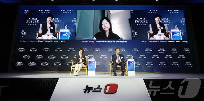7일 서울 여의도 페어몬트 앰배서더 호텔에서 열린 뉴스1 미래포럼에서 패널들이 미국과 중국, 글로벌 경제: 대한민국 산업·통상 '활로 찾기'를 주제로 토론을 하고 있다. 왼쪽부터 김양희 대구대학교 교수, 권남훈 산업연구원 원장, 류종위안 미국외교협회(CFR) 선임연구원(화면). 2026.5.7 ⓒ 뉴스1 임세영 기자