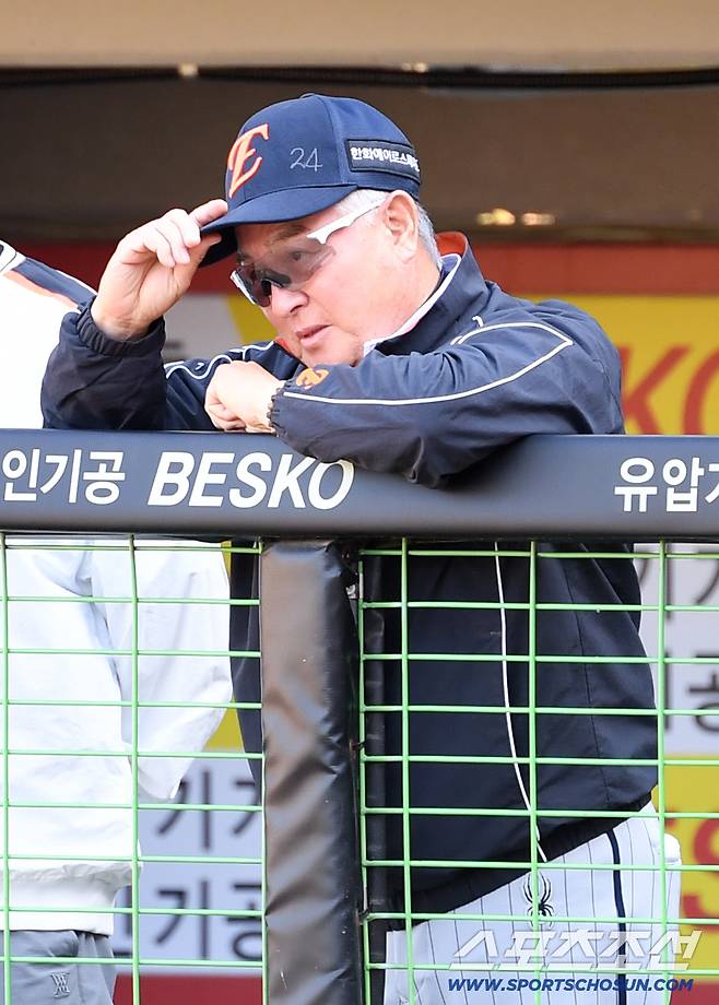 6일 광주 기아챔피언스필드에서 열린 KIA와 한화의 경기. 김경문 감독이 훈련을 지켜보고 있다. 광주=박재만 기자 pjm@sportschosun.com/2026.05.06/