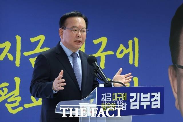 김부겸 민주당 대구시장 후보가 7일 선거사무소에서 공약 발표를 하고 있다. /김부겸 선거 캠프